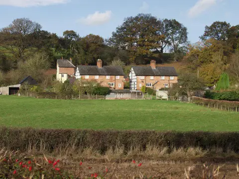 SJ2105 : Cottages at Belan Locks