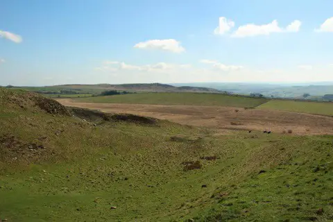 NY7667 : Looking south at Sycamore Gap