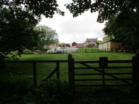 SE4284 : From  riverside  path  to  village  pub