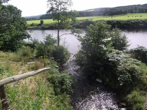 NO7196 : Burn of Bennie flows into the River Dee