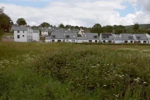 SX7585 : New houses, Moretonhampstead