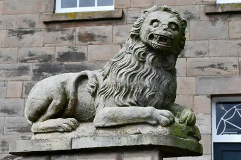 NU0052 : Berwick-Upon-Tweed: The Lions House, three-storey, five-bay, early c19th