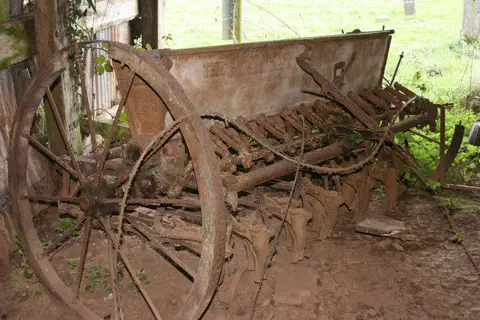 ST0717 : Old farm machinery at Fenacre Farm
