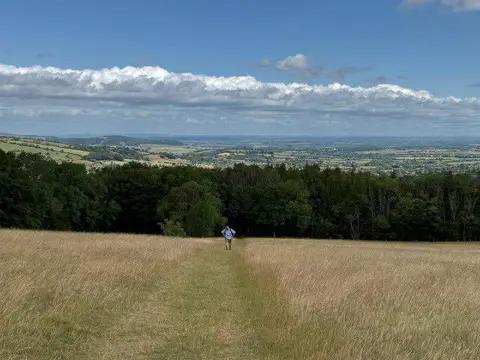 SP0125 : Field path up to Belas Knap
