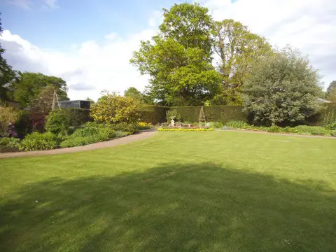 TQ1872 : The garden in front of Pembroke Lodge