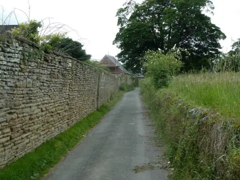 SK3860 : Walled lane, Ogston