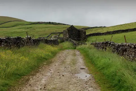 SD8172 : Approaching Ruined Stone Barn on Horton Scar Road