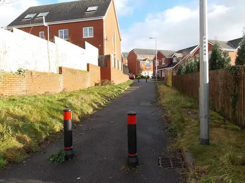 ST2689 : No 4-wheel vehicular access here to Pontymason Rise, Rogerstone, Newport