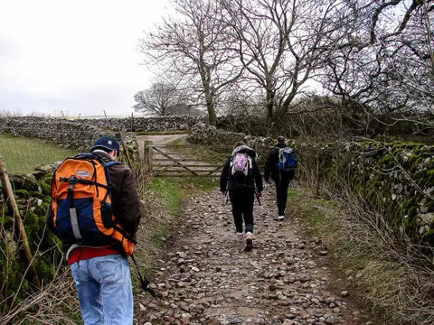 SD8172 : Setting off to climb Penyghent