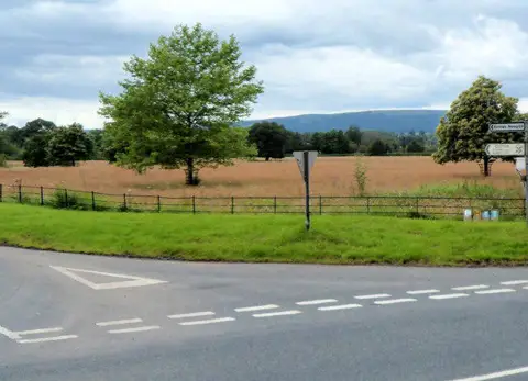 SO3608 : Usk Valley viewed from the entrance to Clytha Park