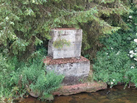 NT8610 : Support pillar for footbridge, Windyhaugh