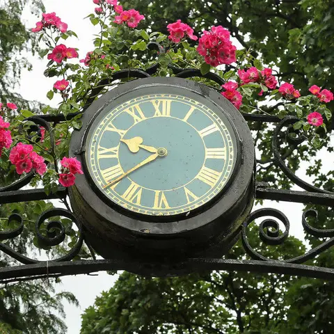 NT5235 : A clock at the entrance to Lowood Stables