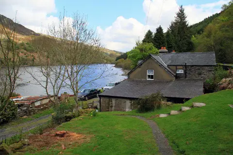 SH7561 : Llyn Crafnant and lakeside cafe