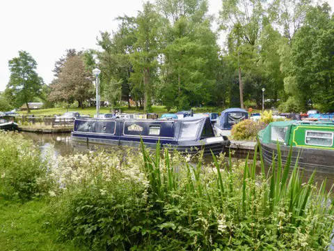 SO3106 : Slowgoing at Goytre Wharf