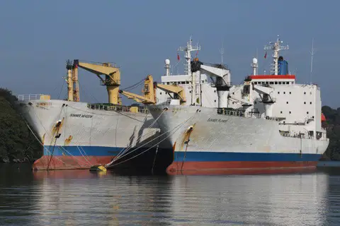 SW8439 : Ships moored on the River Fal