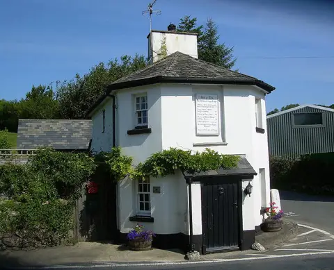 SX7585 : Old Toll House by the A382, King's Bridge