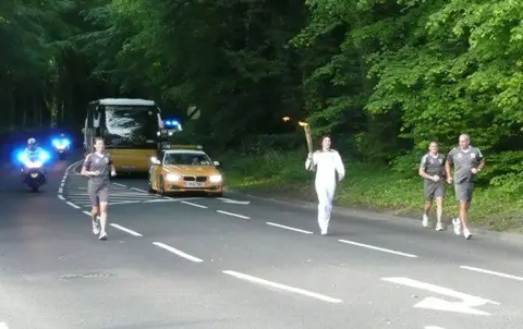 NU1913 : The Olympic torch approaches Alnwick