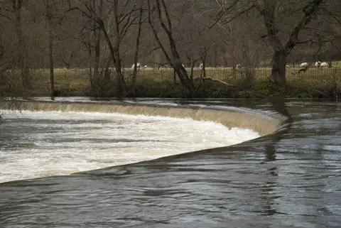 SJ1943 : Horseshoe Fall Weir - a closeup from the east