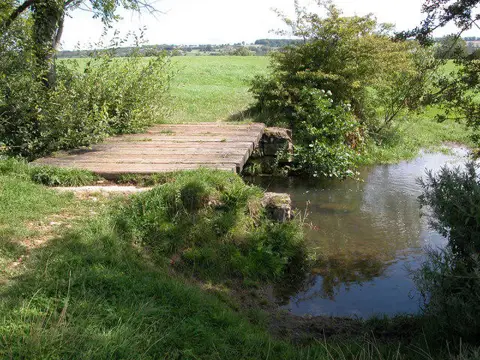 SP1721 : Bridge over a stream, Salmonsbury Meadows