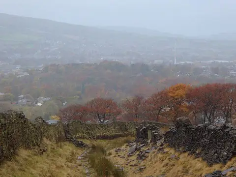 SK0495 : Descent to Glossop