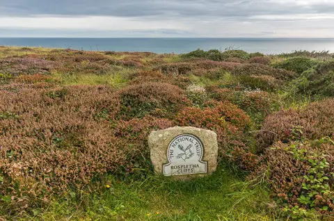 SW3821 : National Trust sign, Pedn-mên-an-mere
