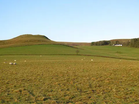 NT9207 : Castle Hills and cottage from east