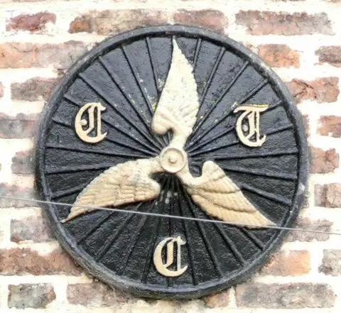 SE4282 : Winged Wheels