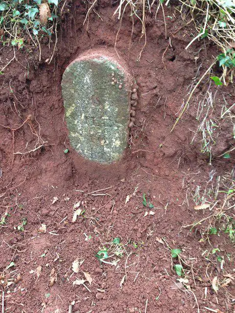 SX9899 : Old Milestone by the cut-off road, Broad Clyst, East Devon