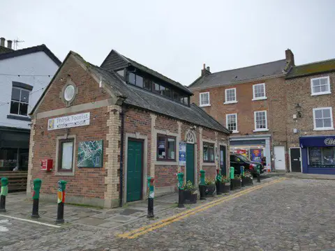 SE4282 : Tourist Information, Thirsk Market Place