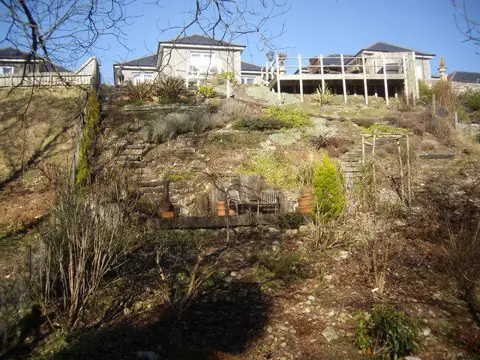 NO7196 : An embankment garden at Pantoch