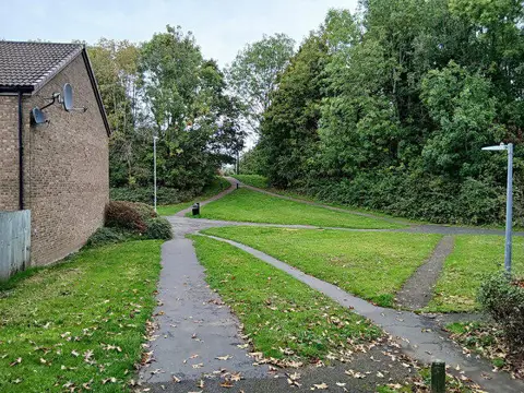 SJ6908 : Intersection of paths just east of Malinslee estate