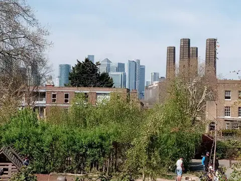 TQ3977 : View of Canary Wharf and Greenwich Power Station from Greenwich Park