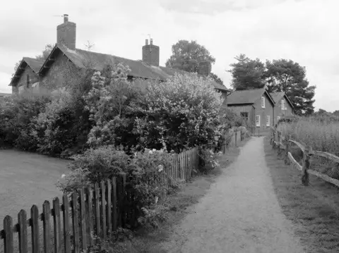 SJ8383 : Farmfold, Styal