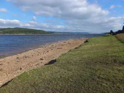 NY6687 : Lakeside path near Leaplish