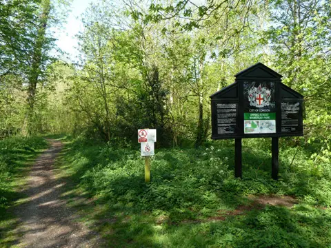 TQ4287 : Entering Wanstead Park