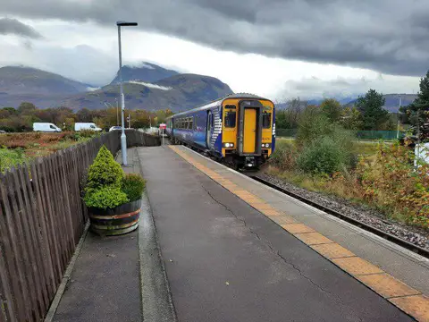 NN1176 : Train approaching Banavie station