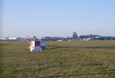 SJ8283 : Manchester Airport through the fence