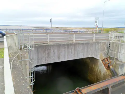 SS5098 : Afon Dafen bridge, Llanelli