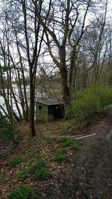 NT7754 : Hut by the shore of Hen Poo