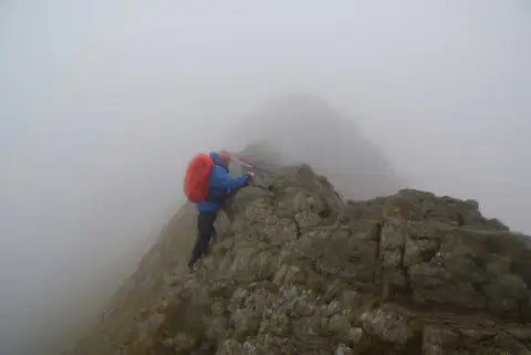 NY3414 : Negotiating Striding Edge