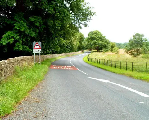 SO3609 : Bends in the road : 40mph speed limit near Clytha Park