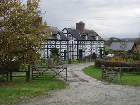 SJ2105 : Cottages at Belan Locks