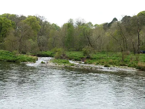 NT5235 : Confluence of the Allan Water with the River Tweed