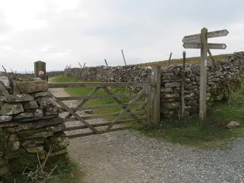 SD8274 : Crossroads at Tarn Bar