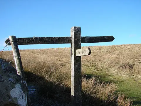 SD8274 : Signpost near Hunt Pot