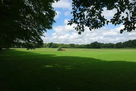 ST1678 : Mowing the playing fields