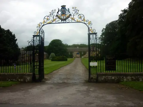 SE5476 : The entrance to Newburgh Priory