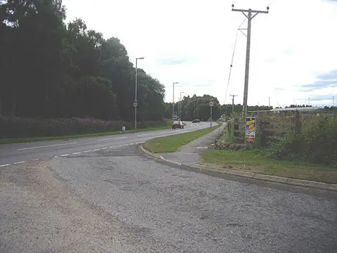 NO7296 : A93 entering Banchory