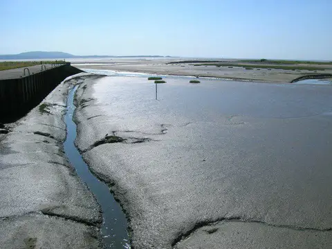 SS5098 : Harbour wall, New Dafen River, Machynys