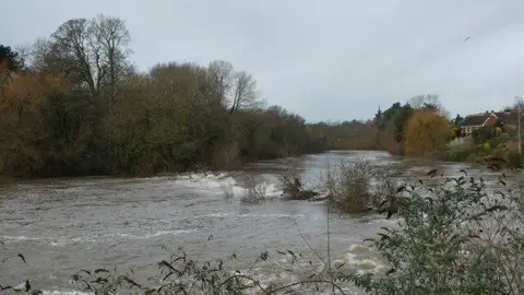 SX9390 : St James's Weir on River Exe during a midwinter flood